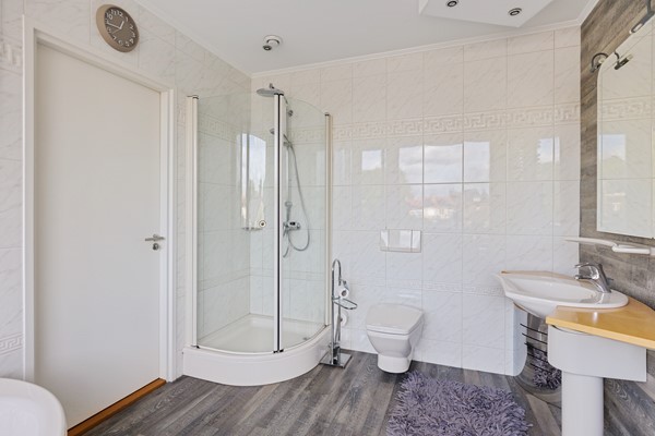 Photo - For sale: UNIQUE OPPORTUNITY! DETACHED, ABUNDANT SPACE. SCHEDULE YOUR VIEWING!